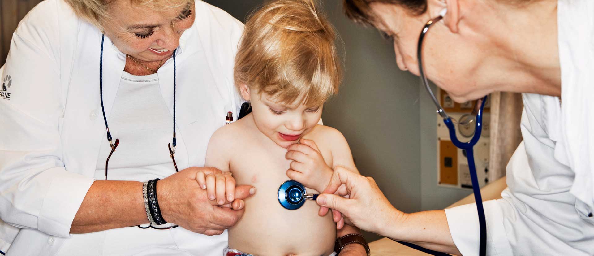 Doctor/nurse listening to a boy´s heart