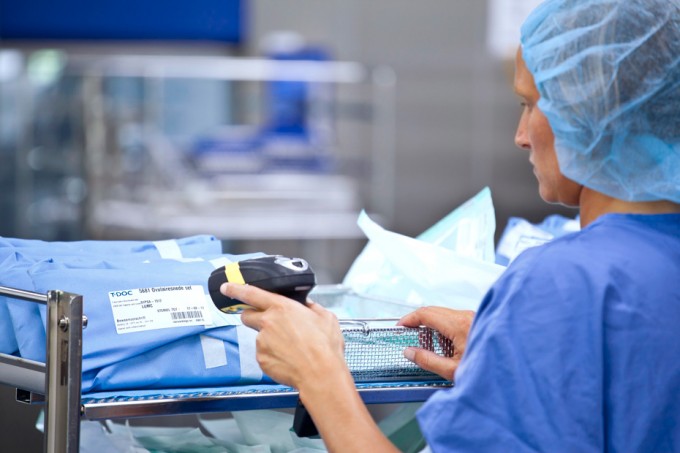 Nurse scanning into sterilizer medifort