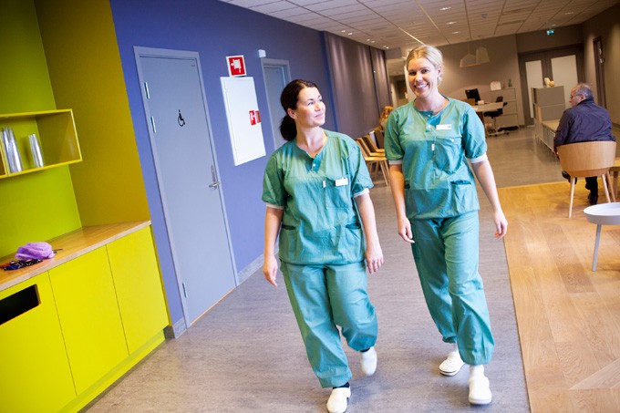 Two doctors walking in a corridor